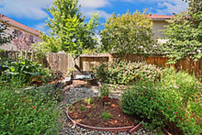 Building Photo - Beautiful 3 Bedroom Home-$750.00 Off 1st M...