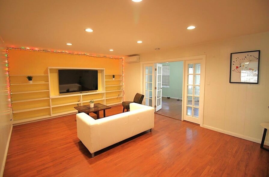 Building Photo - 2255 La Grama Dr