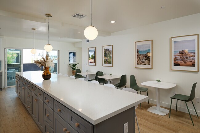 Building Photo - 3045 W Boulevard2A-2A