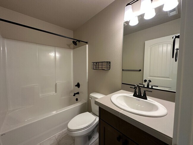 Building Photo - Beautiful Three Bedroom Townhome in Sustai...
