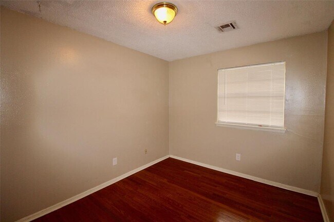 Building Photo - 2124 Allenhurst St