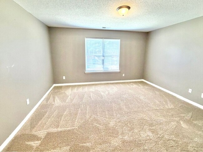 Building Photo - 7902 Rushmeade Cir N