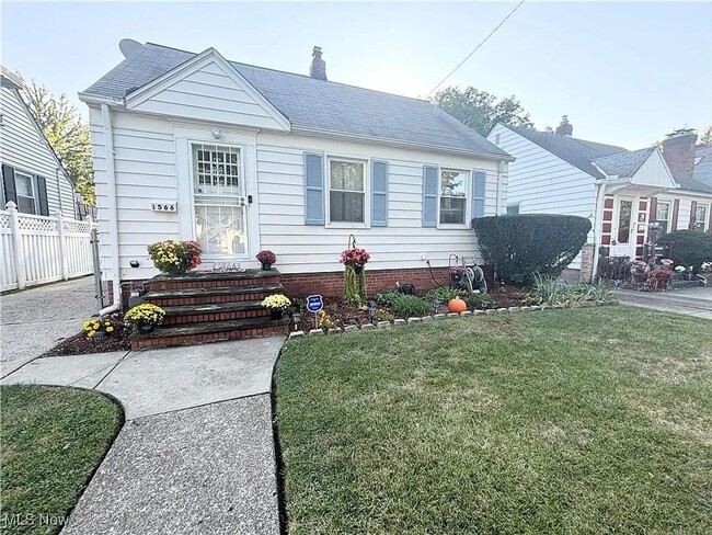 Primary Photo - Charming 3 bedroom and 1.5 bathroom house ...