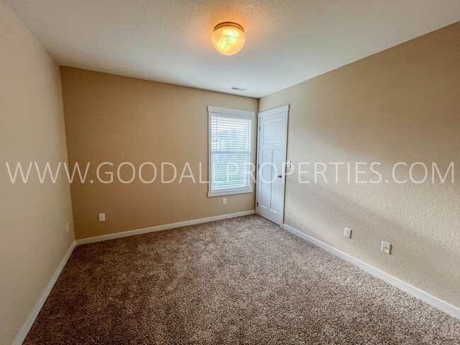 Building Photo - 1903 SE Clover Ridge Dr