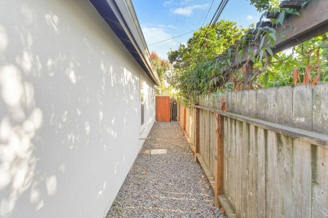 Building Photo - Home for Rent in  Midtown, Sacramento!  2 Bed/ 2 Bath