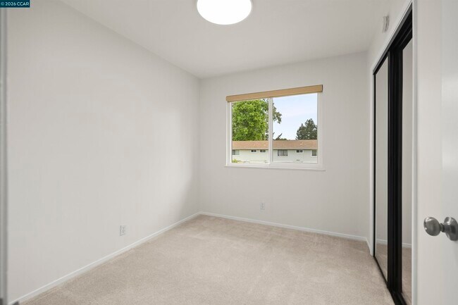 Building Photo - 560 La Copita Ct