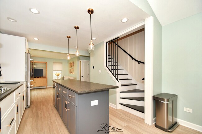 Building Photo - 635 E Prairie Ave