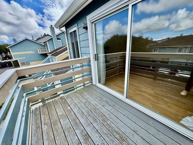 Building Photo - Stylish 3Bed/2.5Ba Daly City Home with Mod...