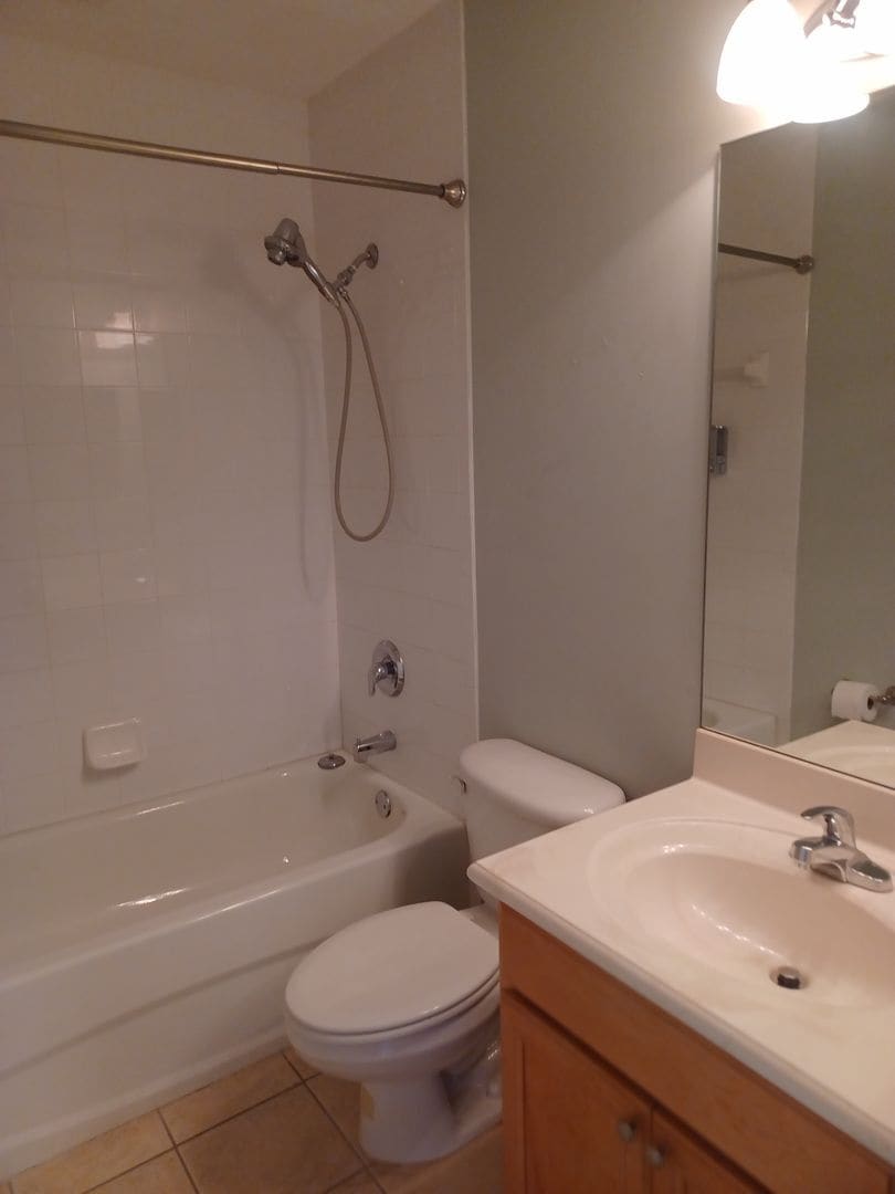Building Photo - Townhouse with Amenities Galore: 3 BR / 2.5 Bath In The Colonnade Community