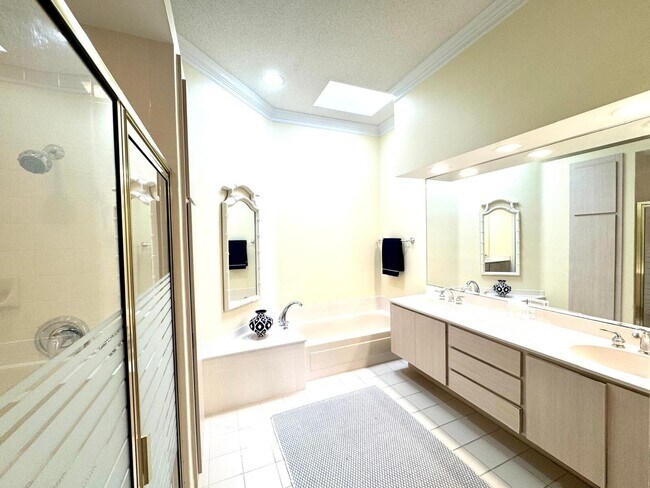 Building Photo - 2871 SW Brighton Way
