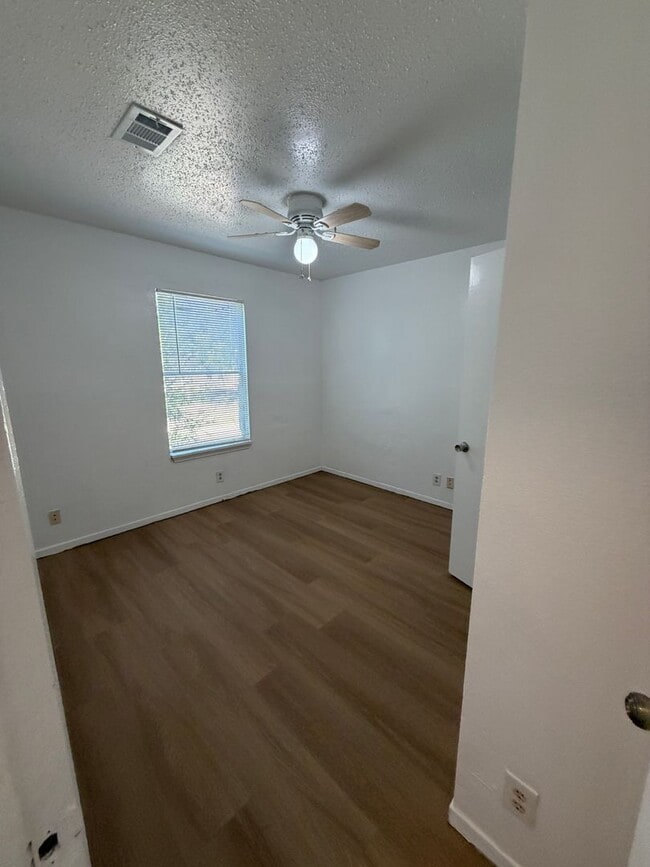 Building Photo - 704 Osage Dr