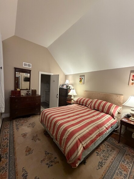 Master bedroom with bathroom - 56 Union St