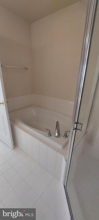 Building Photo - 11808 Regents Park Dr