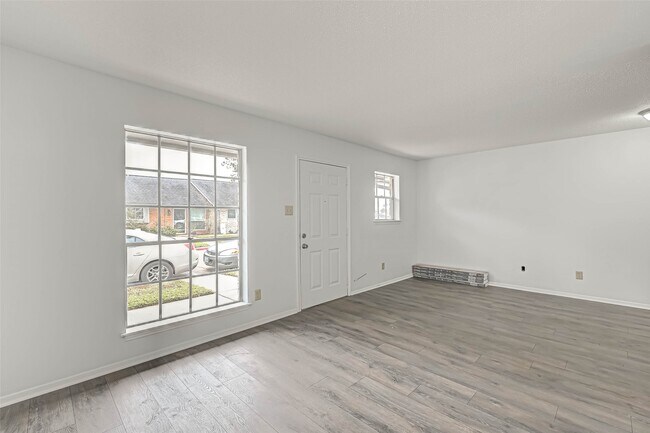 Building Photo - 1110 W Tri Oaks Ln