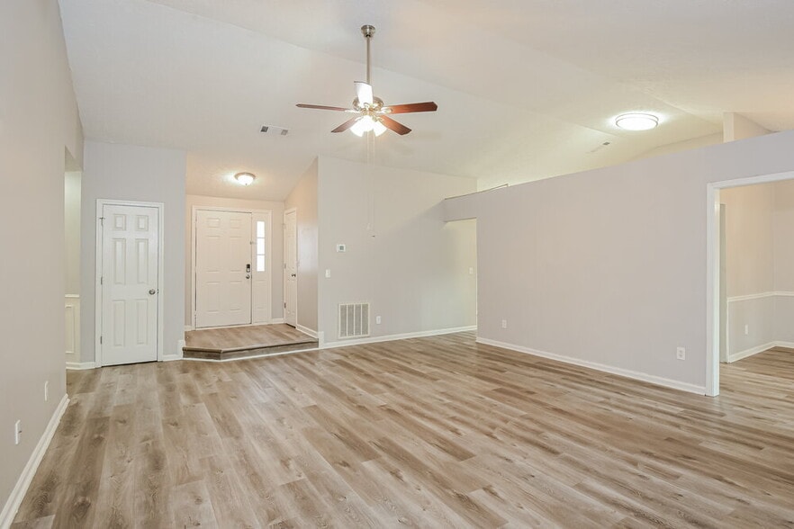 Building Photo - 110 River Oaks Dr