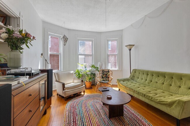 Primary Photo - 9/1 Beautiful Inman Sq 3BR with laundry in...