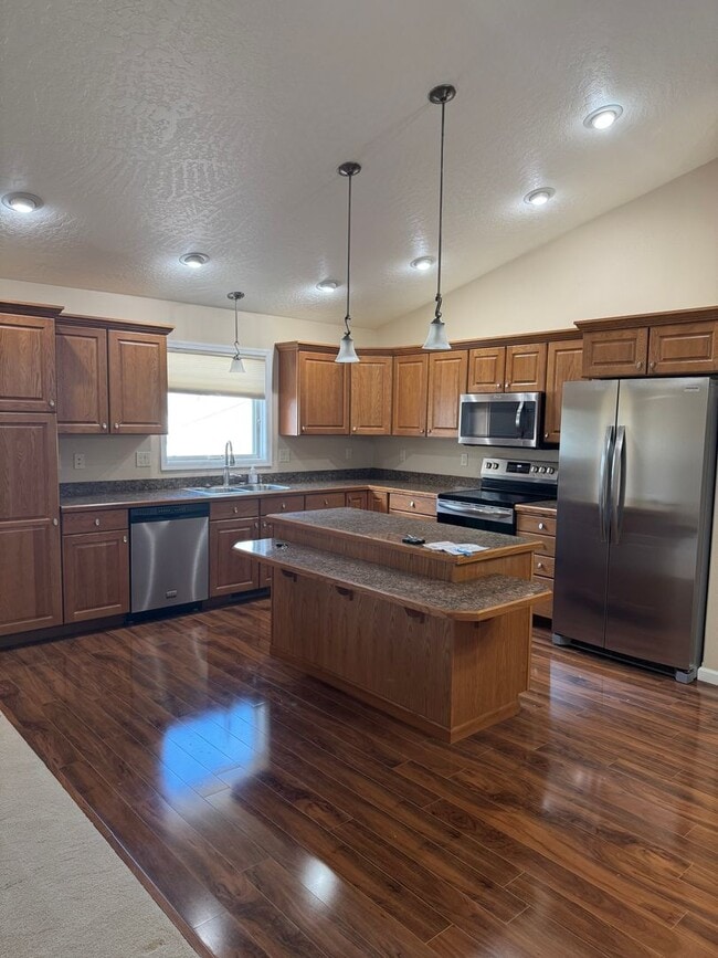 Building Photo - 3 Bedroom Townhome