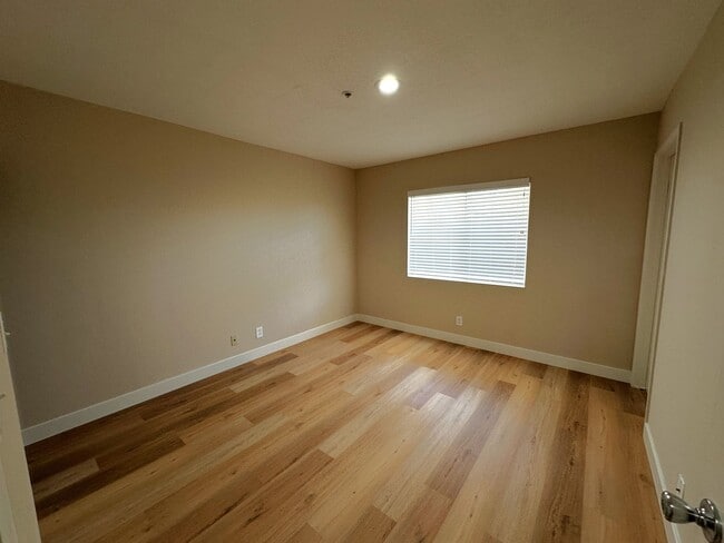 Building Photo - Spacious 4 Bed, 3 Bath Townhome in Gated W...