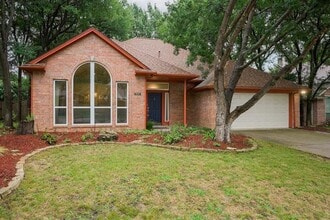 Building Photo - 1717 Parkwood Dr