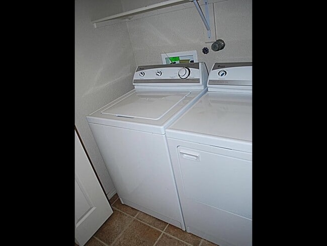 Building Photo - 6432 Los Pueblos Pl NW