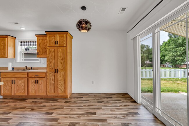 Building Photo - 3 bedroom 2 bath 2 Car Garage with fenced yard  for rent, Hollister, MO