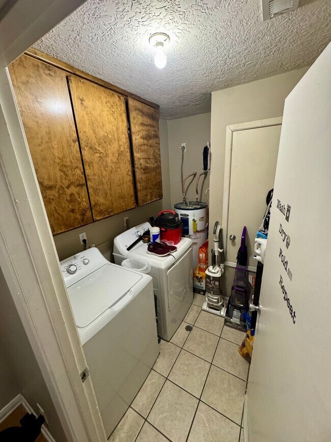 Building Photo - AUGUST PRE-LEASE!!!  3 Bedroom 2 Bathroom Duplex on Bus Route