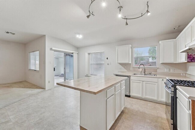 Building Photo - 1724 Darjeeling Dr