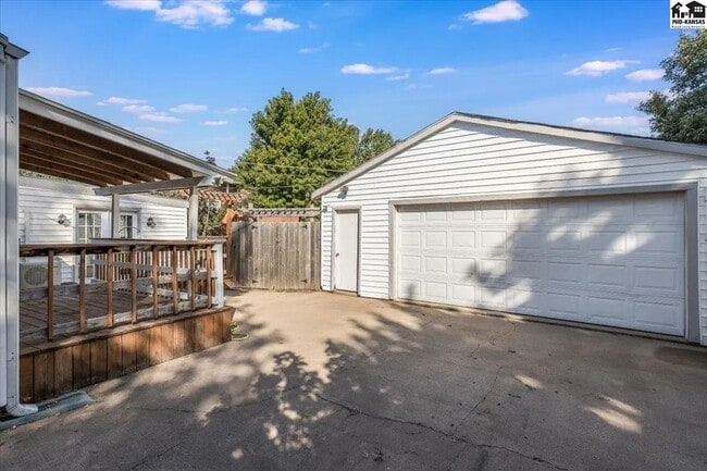 Building Photo - Beautiful 4-Bedroom, 1.5 Bathroom Home