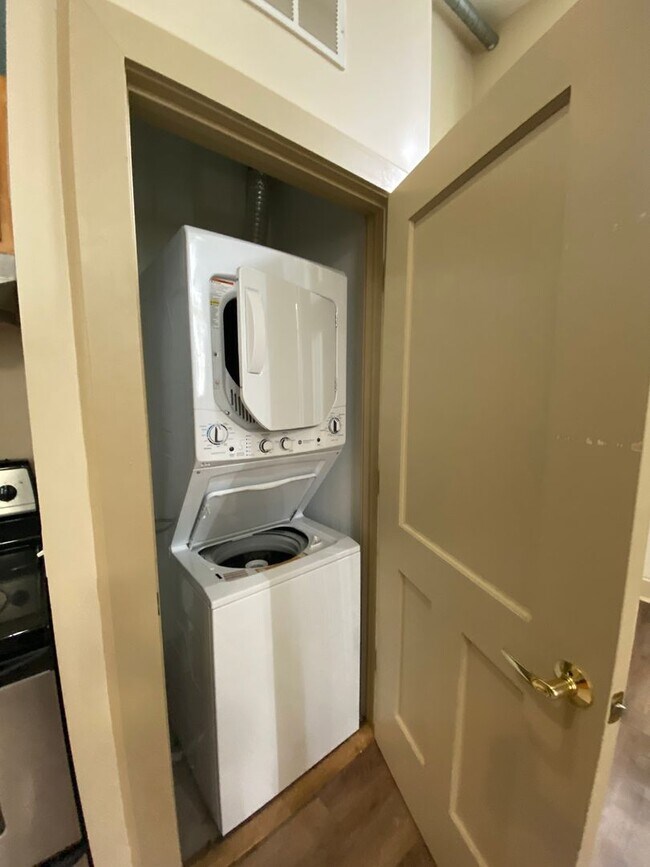Building Photo - 1st Floor 1Bed/1Bath ALL Electric with W/D...