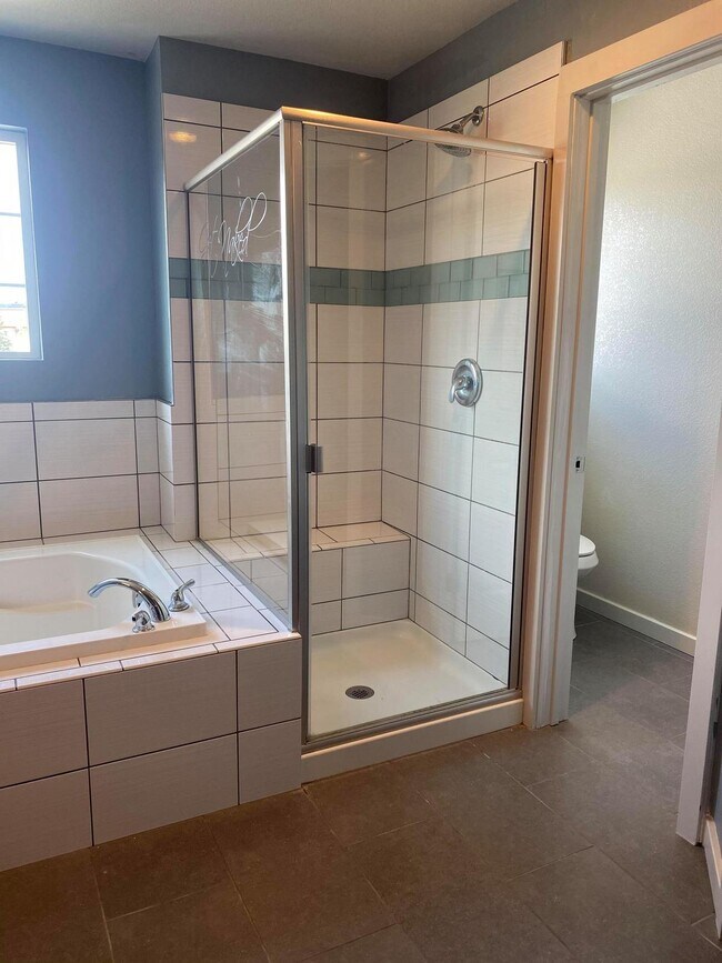 Building Photo - 4 bedroom - Dewhirst
