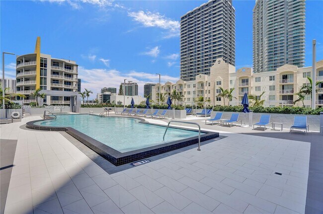 Building Photo - 480 NE 30th St