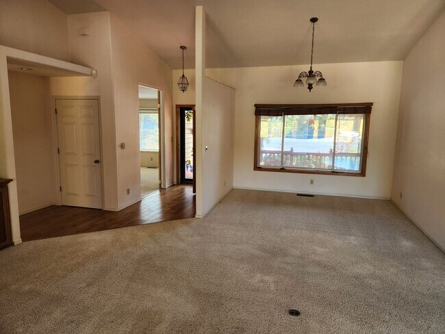 Building Photo - Available in JULY!  Large Single level Sin...