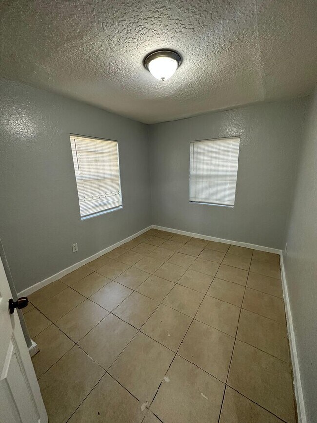 Building Photo - Fully Renovated  Single Family House - 1/1...