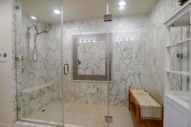 Building Photo - 931 E Walnut St