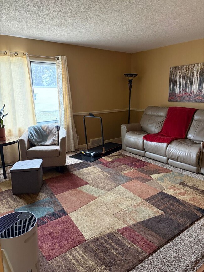 Building Photo - Charming Two-bedroom house