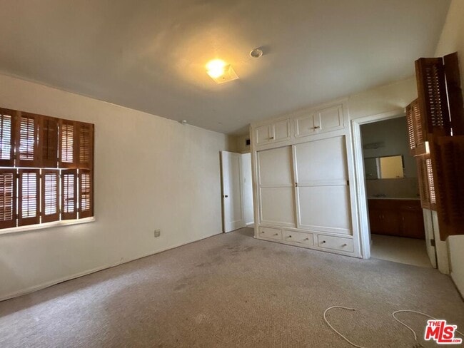 Building Photo - 15471 Victory Blvd