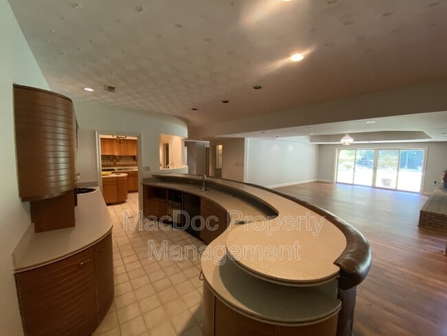 Building Photo - 11225 N Club Dr