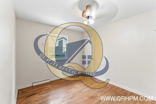 Building Photo - Available Now! - 3 Bedroom, 1 Bathroom in ...
