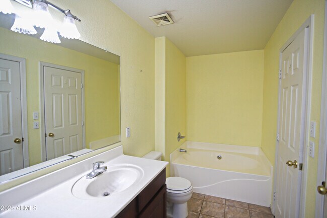 Building Photo - 8833 S 13th Pl