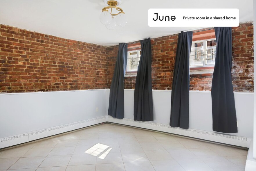 Building Photo - Private bedroom in 6 bed/2 bath Home