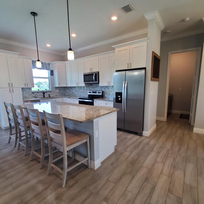 Building Photo - 2161 SE Sunflower St