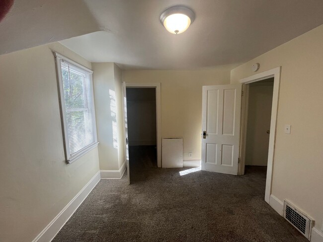 Building Photo - 2 BR/bonus room 1 bath home in West Sevent...