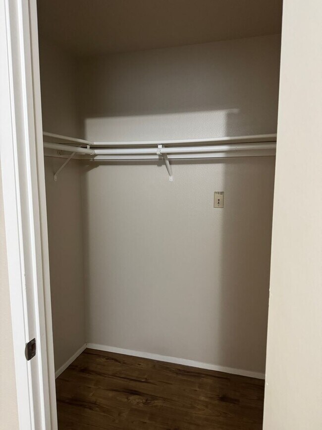 Building Photo - Spacious 2br/1.5ba 2-level Apt with washer/dryer included