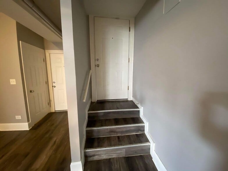 Building Photo - 406 W 77th St