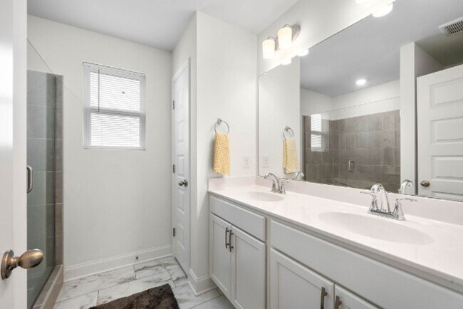 Building Photo - FOR LEASE- TOWNHOME IN THE PRESERVE AT BELLE POINTE!