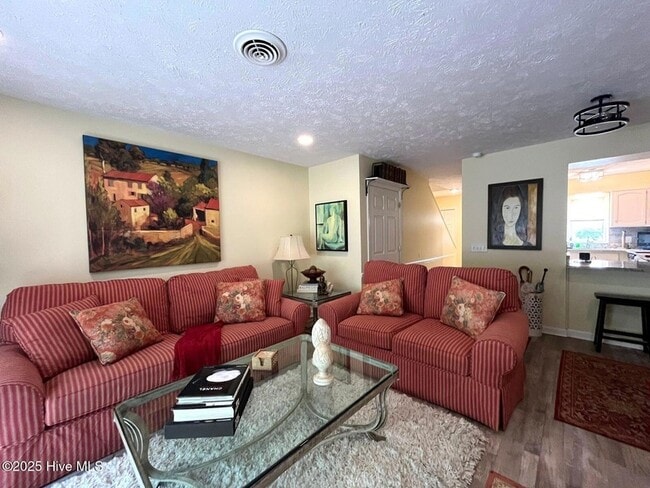 Building Photo - 940 Linden Rd