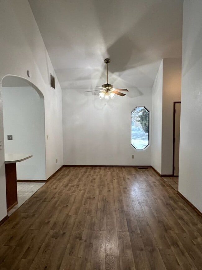Building Photo - 3 bedroom/1.75 bath rambler style home! 1,272 sq ft