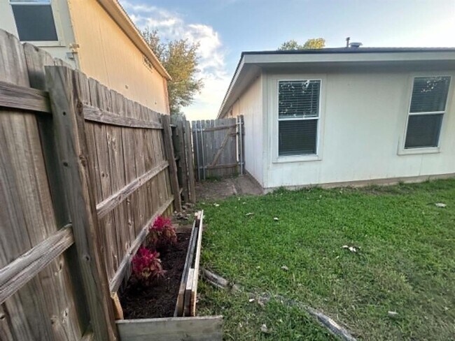 Building Photo - 18312 Crestwind Ln