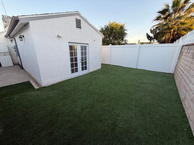 Building Photo - 6511 Clybourn Ave