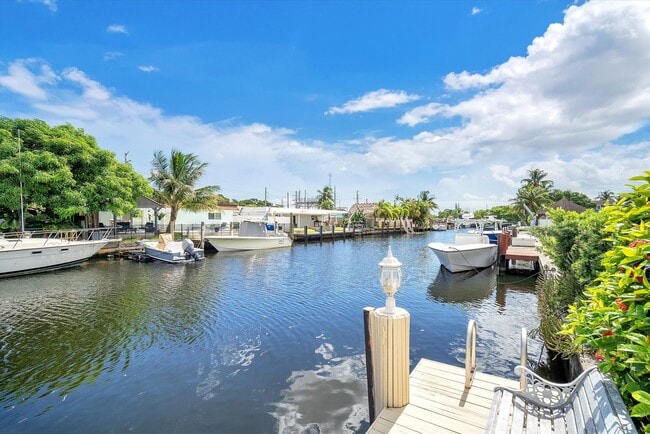 Building Photo - Beautiful house on the water with a pool